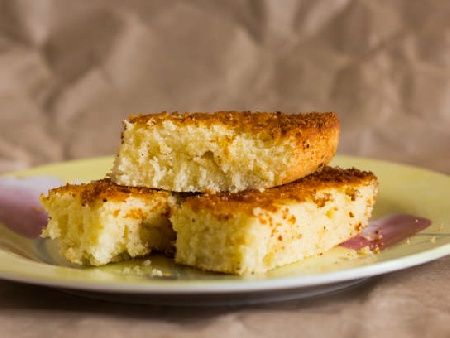 Сладкиш с брашно, грис, ябълки, орехи и канела на фурна - снимка на рецептата